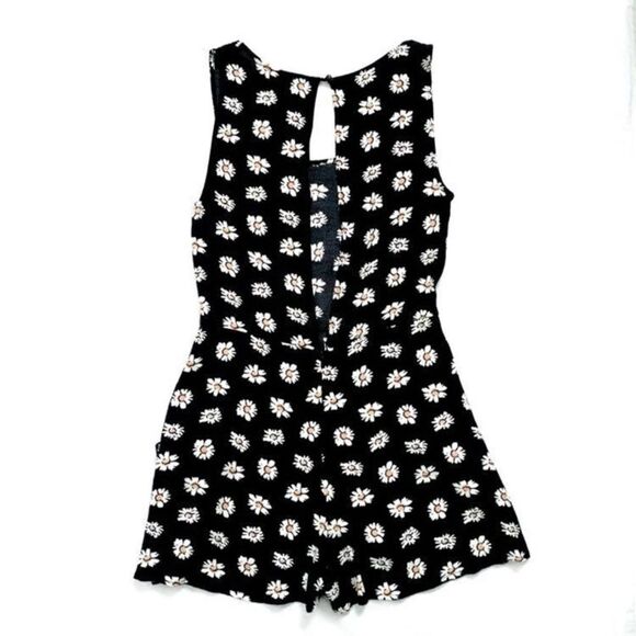 🎄Forever 21 Daisy Print Romper - Picture 2 of 10